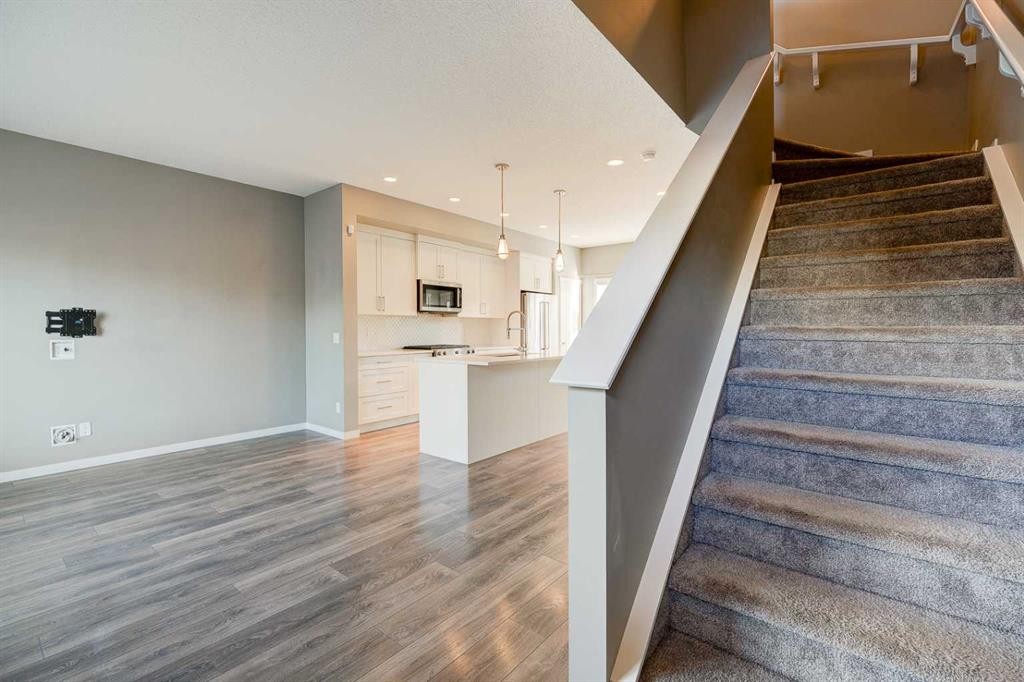 198 Masters Avenue Se, Calgary, AB - Indoor Photo Showing Kitchen