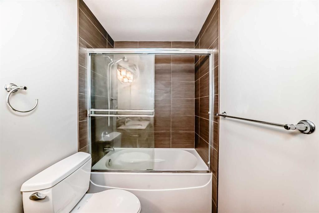 3825 1 Street Ne, Calgary, AB - Indoor Photo Showing Bathroom