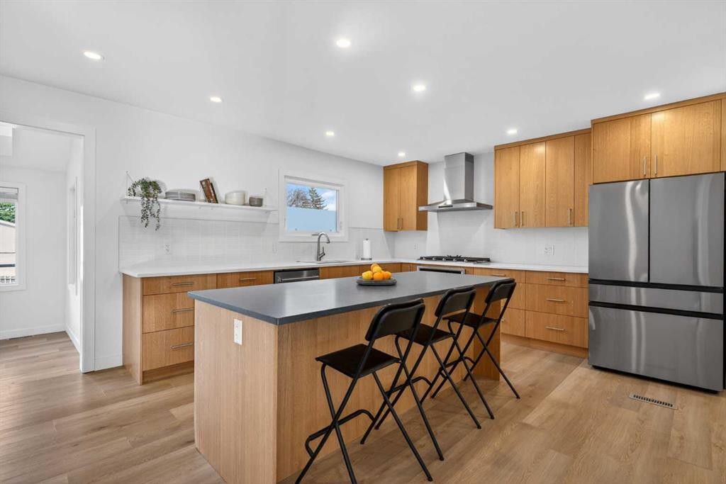 416 Thornhill Place Nw, Calgary, AB - Indoor Photo Showing Kitchen