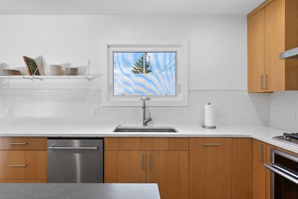 416 Thornhill Place Nw, Calgary, AB - Indoor Photo Showing Kitchen With Upgraded Kitchen