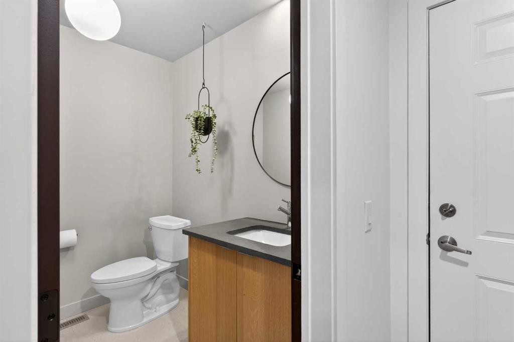 416 Thornhill Place Nw, Calgary, AB - Indoor Photo Showing Bathroom