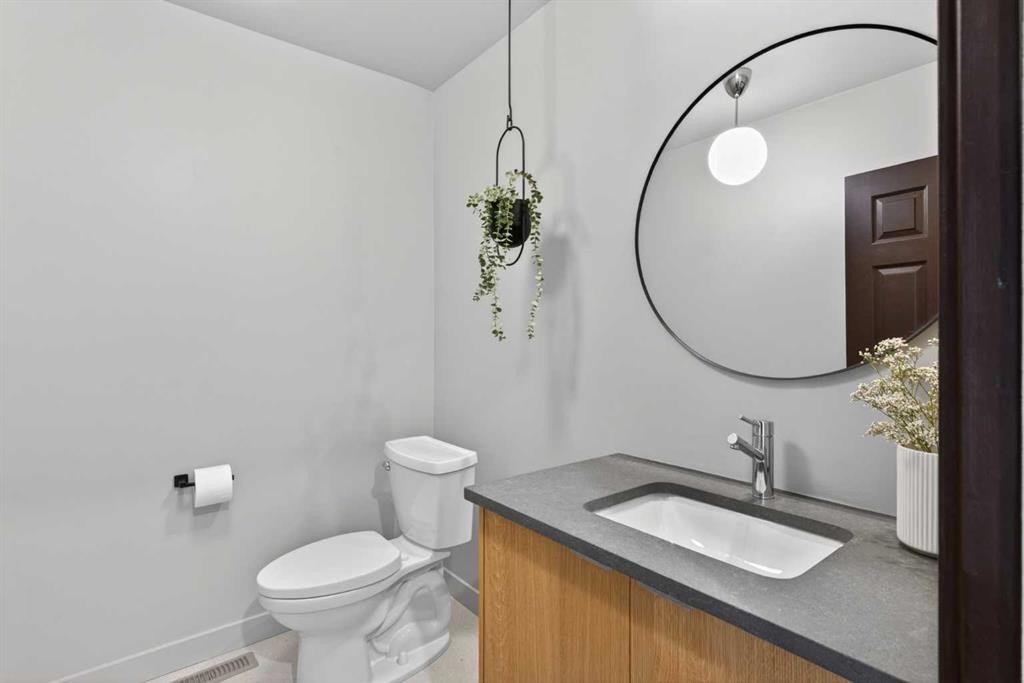 416 Thornhill Place Nw, Calgary, AB - Indoor Photo Showing Bathroom