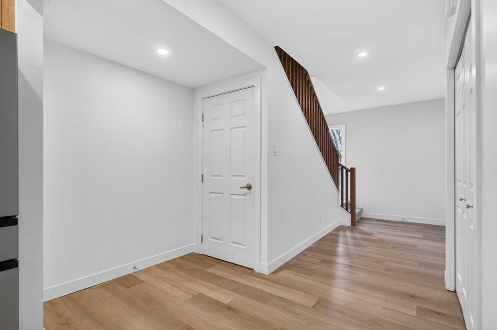 416 Thornhill Place Nw, Calgary, AB - Indoor Photo Showing Other Room