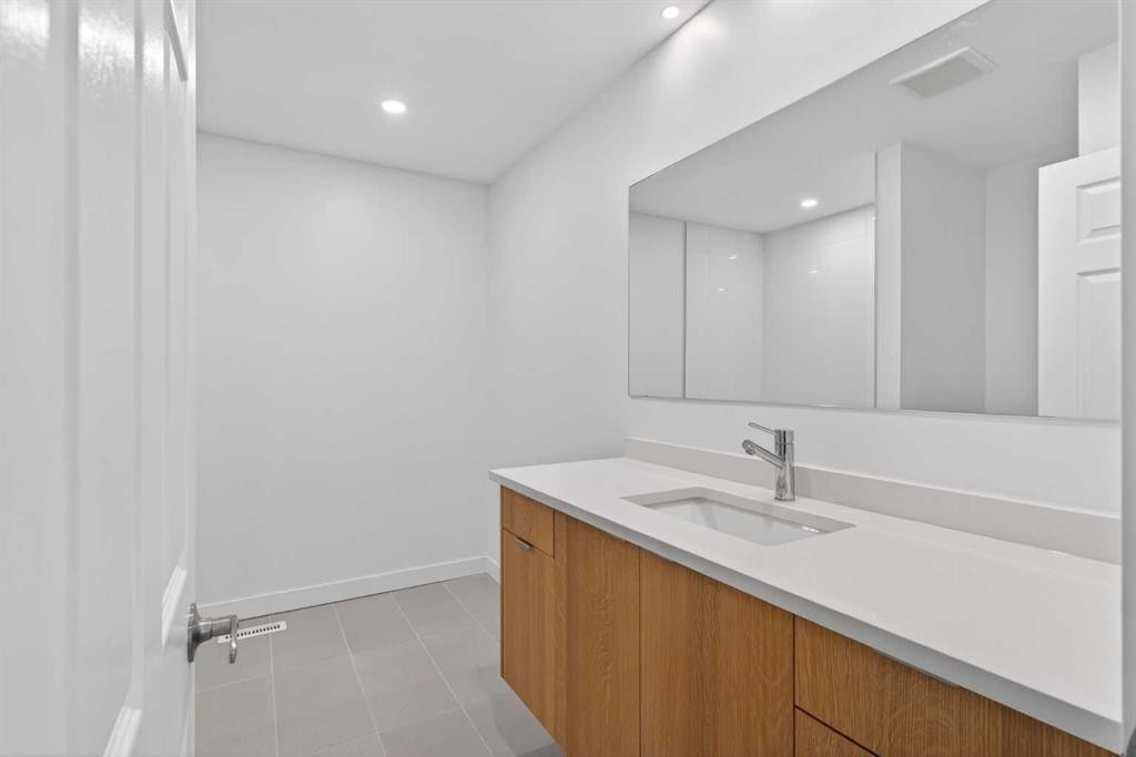 416 Thornhill Place Nw, Calgary, AB - Indoor Photo Showing Bathroom