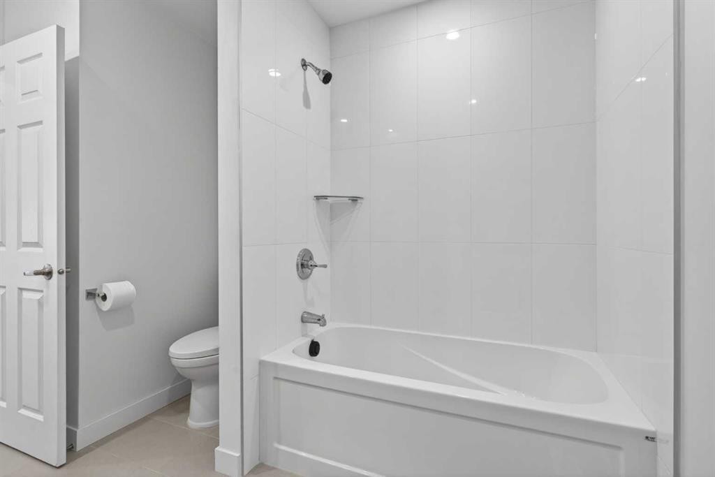416 Thornhill Place Nw, Calgary, AB - Indoor Photo Showing Bathroom
