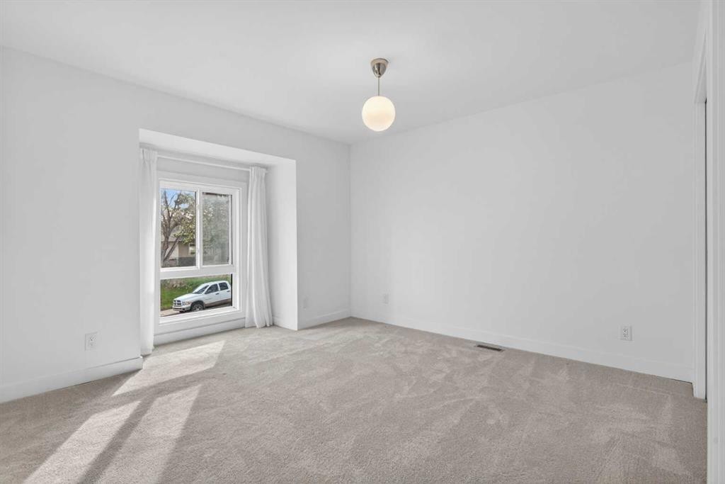 416 Thornhill Place Nw, Calgary, AB - Indoor Photo Showing Other Room
