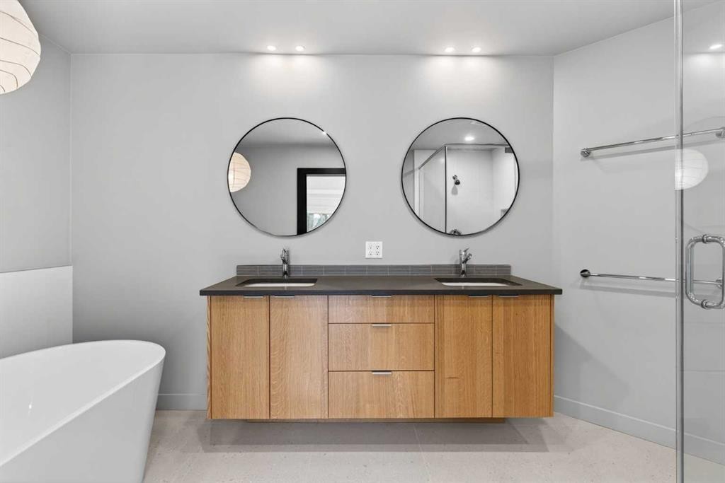 416 Thornhill Place Nw, Calgary, AB - Indoor Photo Showing Bathroom