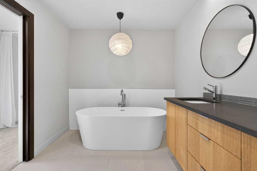 416 Thornhill Place Nw, Calgary, AB - Indoor Photo Showing Bathroom