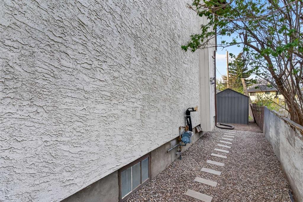 416 Thornhill Place Nw, Calgary, AB - Outdoor