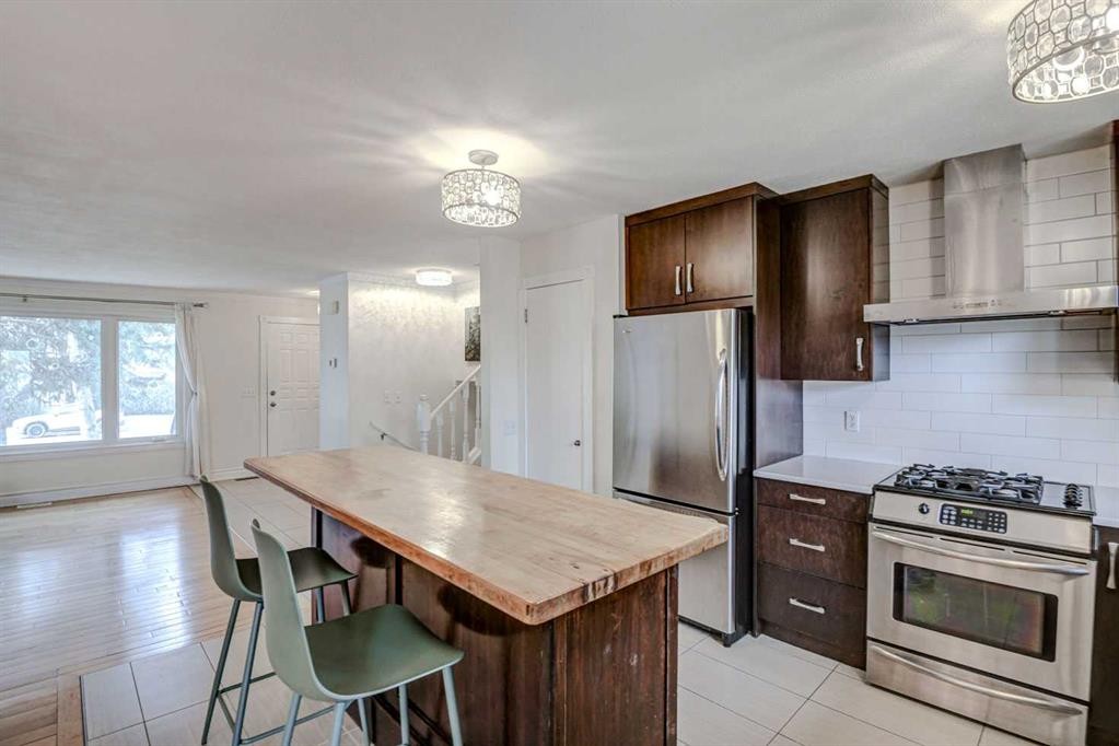 8116 33 Avenue Nw, Calgary, AB - Indoor Photo Showing Kitchen With Stainless Steel Kitchen
