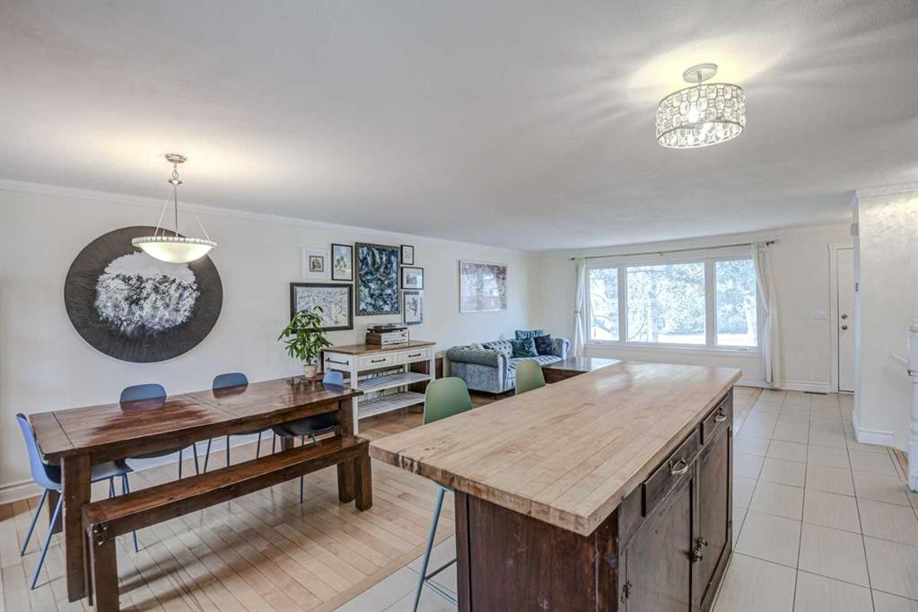 8116 33 Avenue Nw, Calgary, AB - Indoor Photo Showing Dining Room