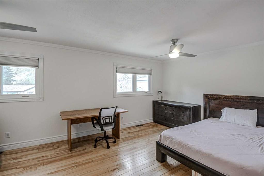 8116 33 Avenue Nw, Calgary, AB - Indoor Photo Showing Bedroom