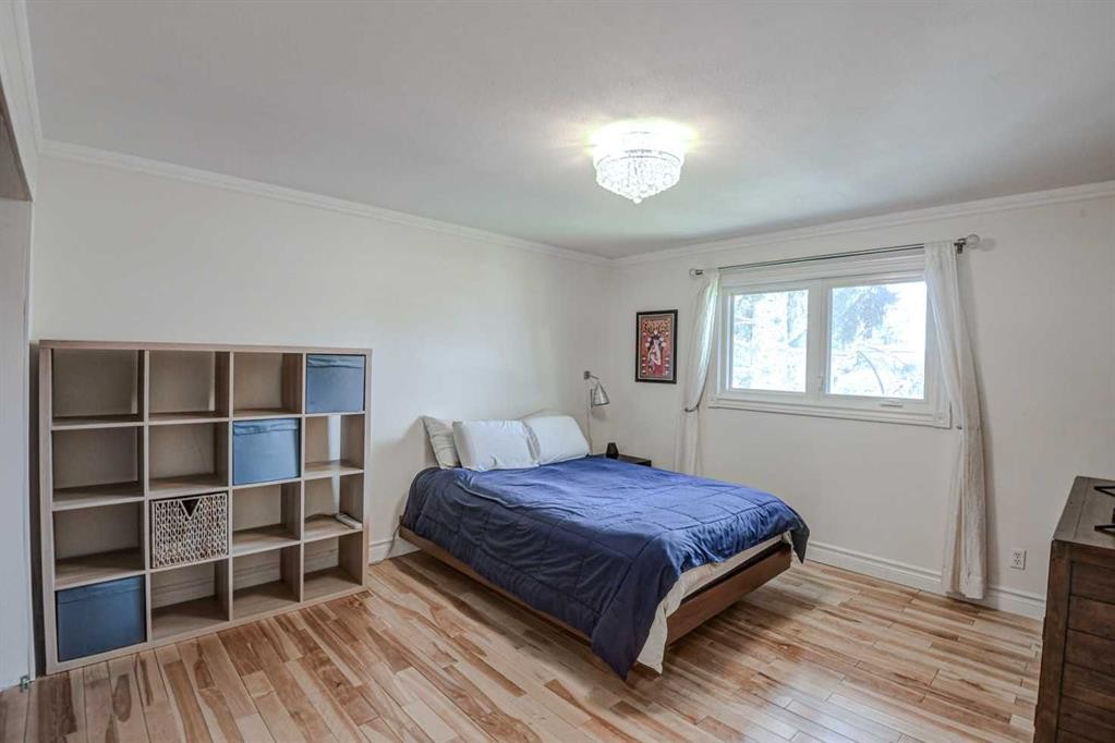 8116 33 Avenue Nw, Calgary, AB - Indoor Photo Showing Bedroom