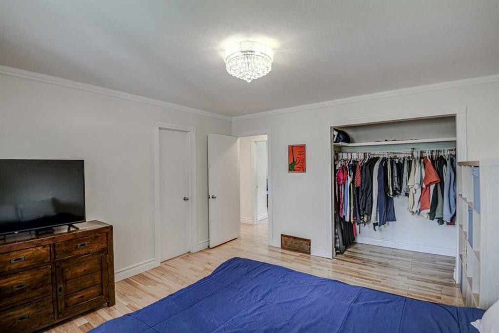 8116 33 Avenue Nw, Calgary, AB - Indoor Photo Showing Bedroom
