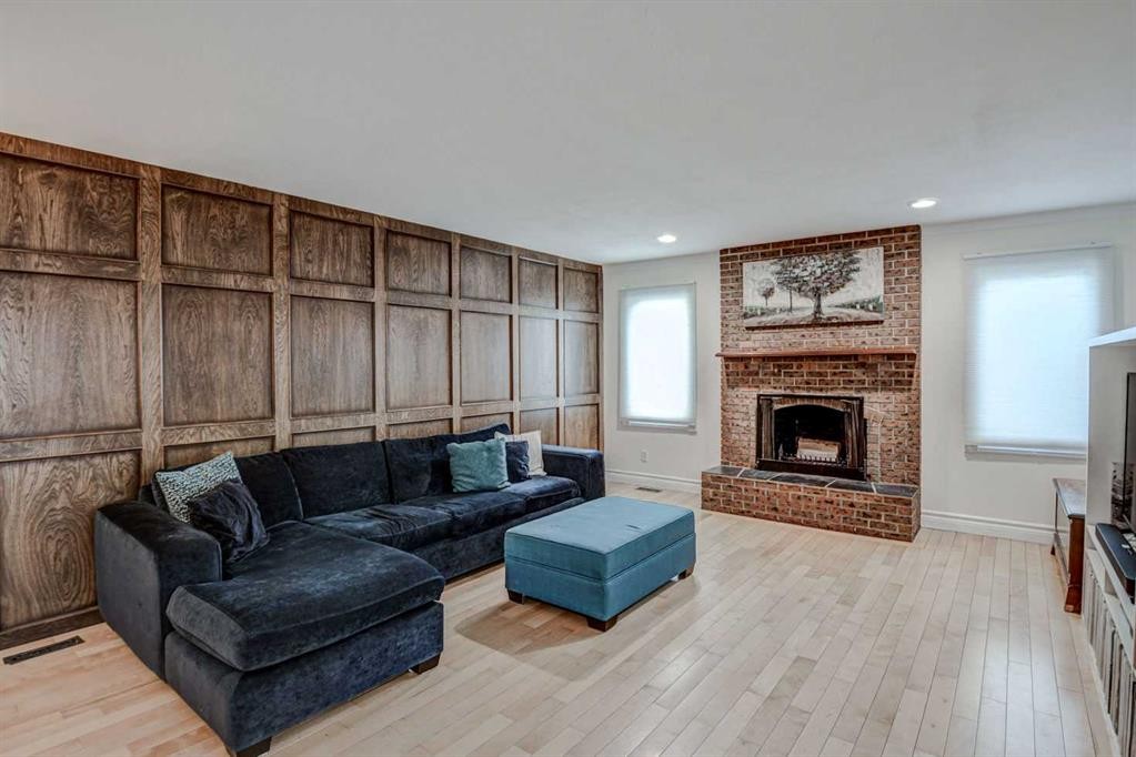 8116 33 Avenue Nw, Calgary, AB - Indoor Photo Showing Living Room With Fireplace