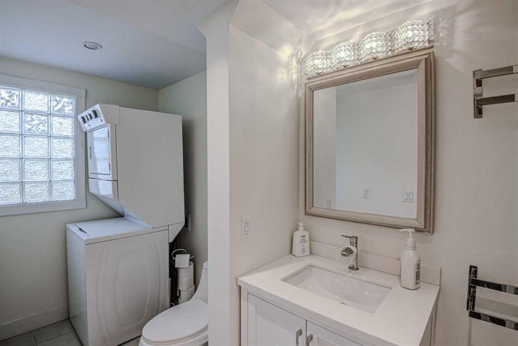 8116 33 Avenue Nw, Calgary, AB - Indoor Photo Showing Laundry Room