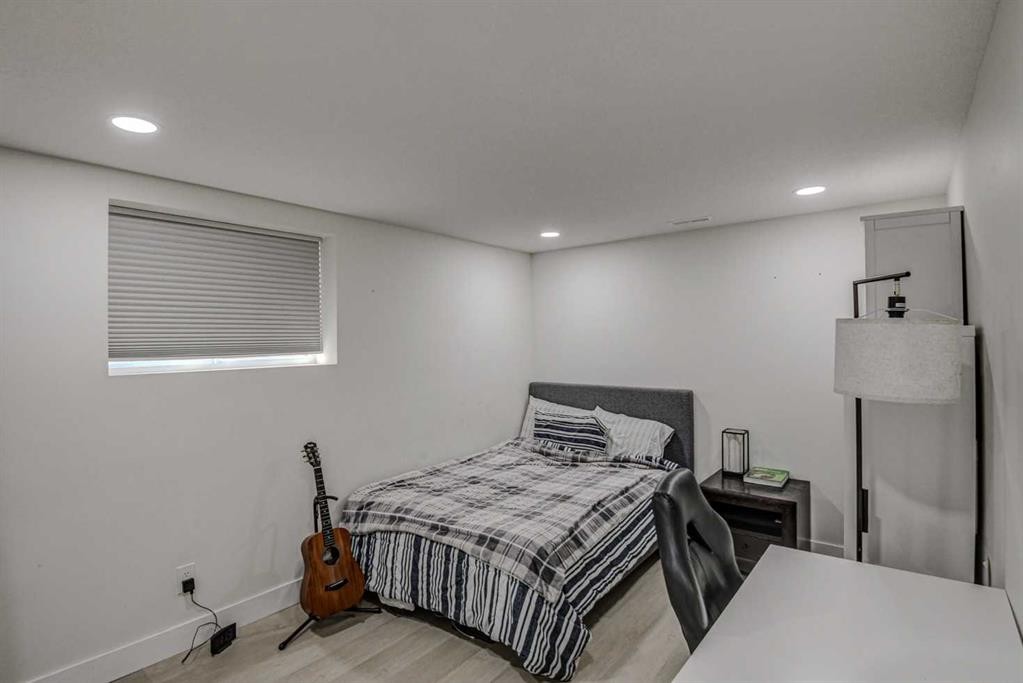 8116 33 Avenue Nw, Calgary, AB - Indoor Photo Showing Bedroom