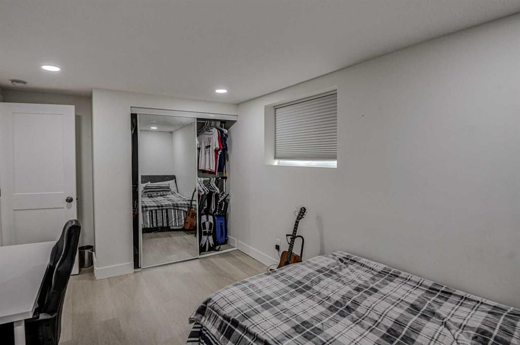 8116 33 Avenue Nw, Calgary, AB - Indoor Photo Showing Bedroom