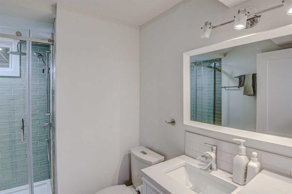 8116 33 Avenue Nw, Calgary, AB - Indoor Photo Showing Bathroom