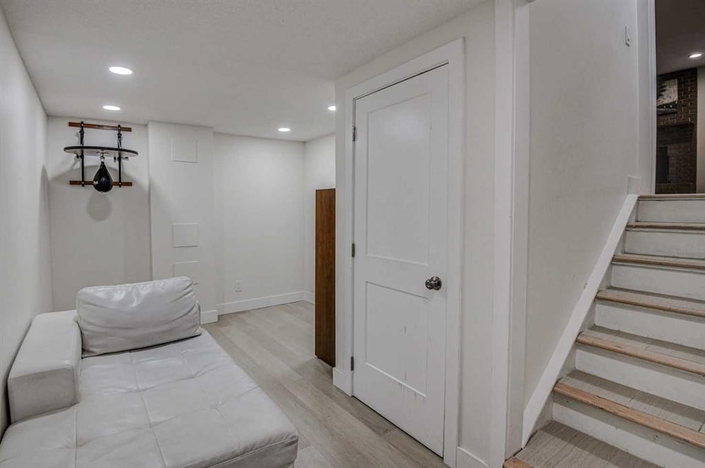 8116 33 Avenue Nw, Calgary, AB - Indoor Photo Showing Other Room