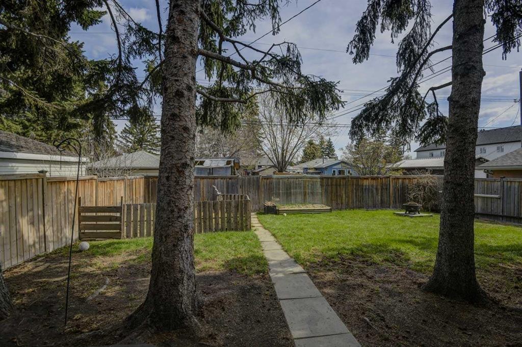 8116 33 Avenue Nw, Calgary, AB - Outdoor With Backyard