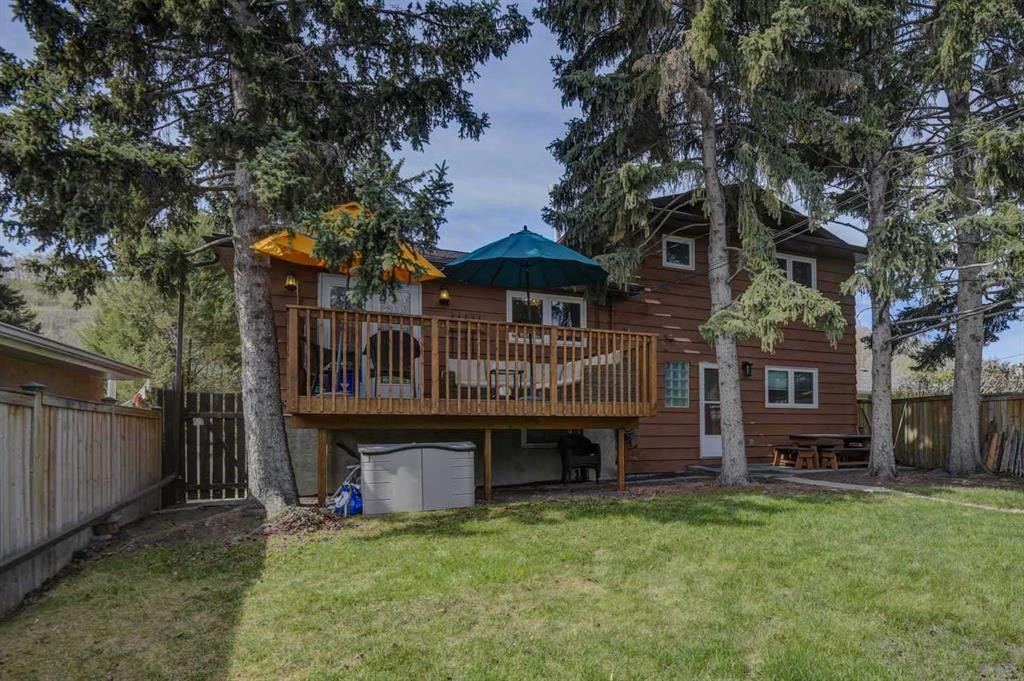 8116 33 Avenue Nw, Calgary, AB - Outdoor With Deck Patio Veranda