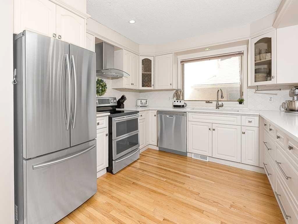 136 24 Avenue Nw, Calgary, AB - Indoor Photo Showing Kitchen