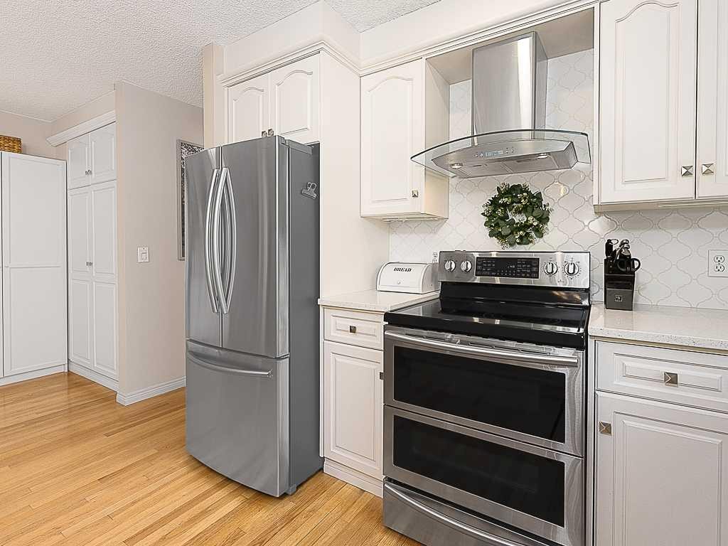 136 24 Avenue Nw, Calgary, AB - Indoor Photo Showing Kitchen With Stainless Steel Kitchen