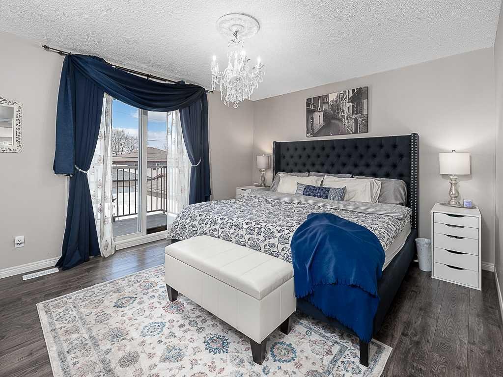 136 24 Avenue Nw, Calgary, AB - Indoor Photo Showing Bedroom