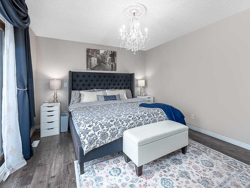 136 24 Avenue Nw, Calgary, AB - Indoor Photo Showing Bedroom