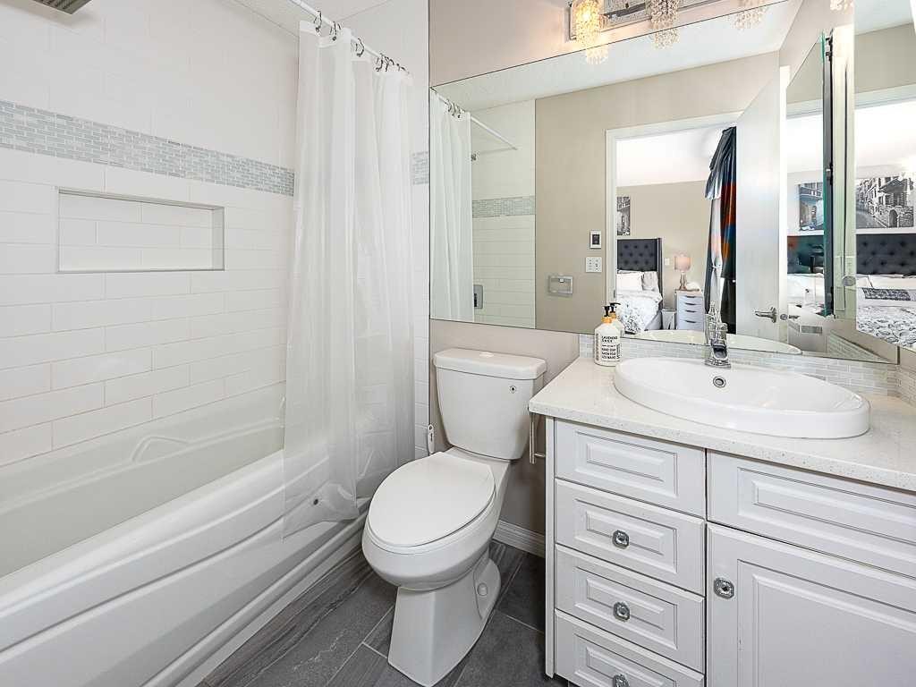 136 24 Avenue Nw, Calgary, AB - Indoor Photo Showing Bathroom