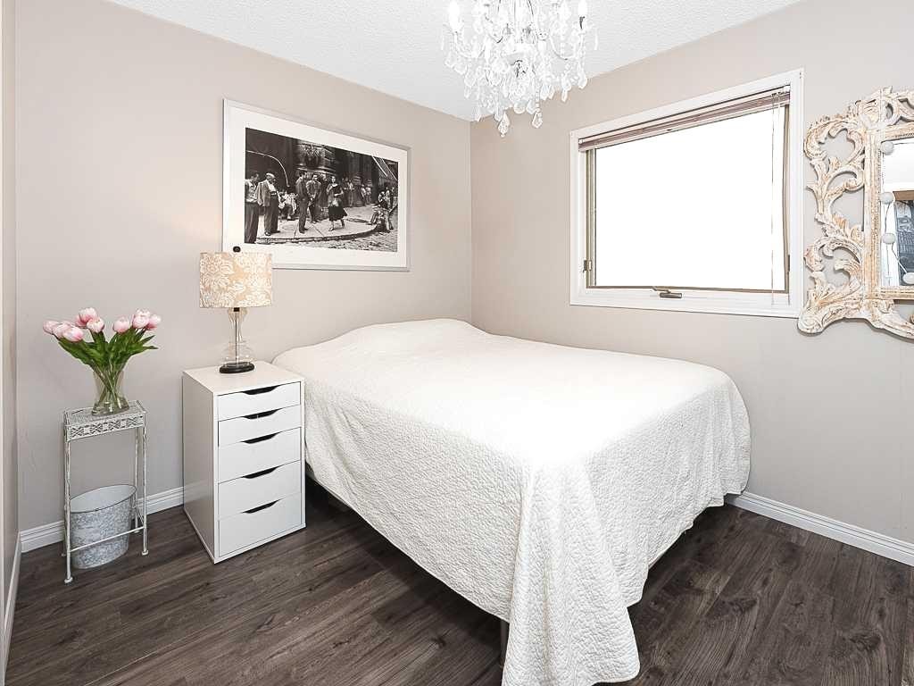 136 24 Avenue Nw, Calgary, AB - Indoor Photo Showing Bedroom