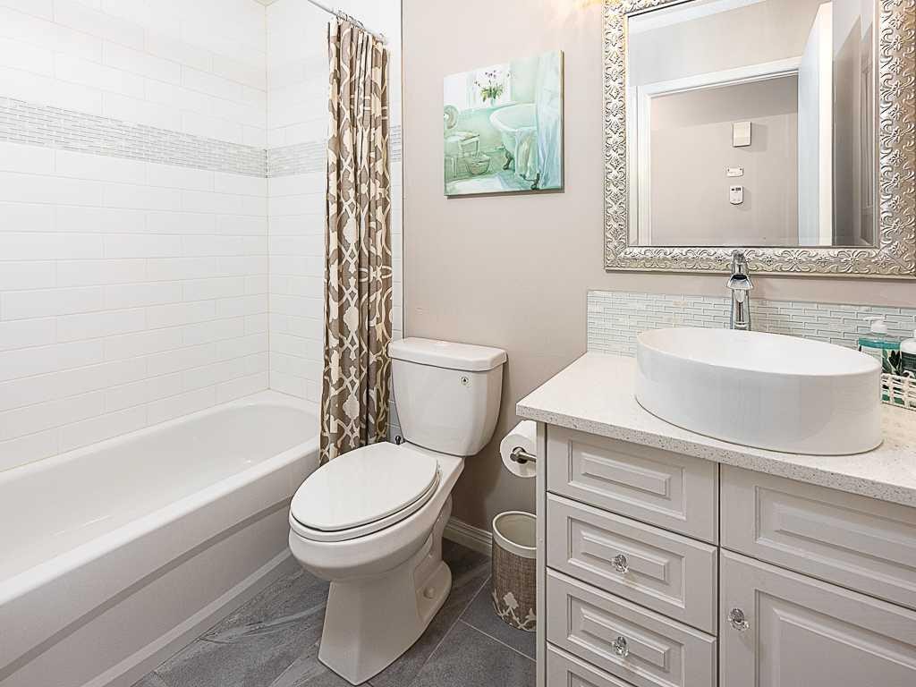 136 24 Avenue Nw, Calgary, AB - Indoor Photo Showing Bathroom
