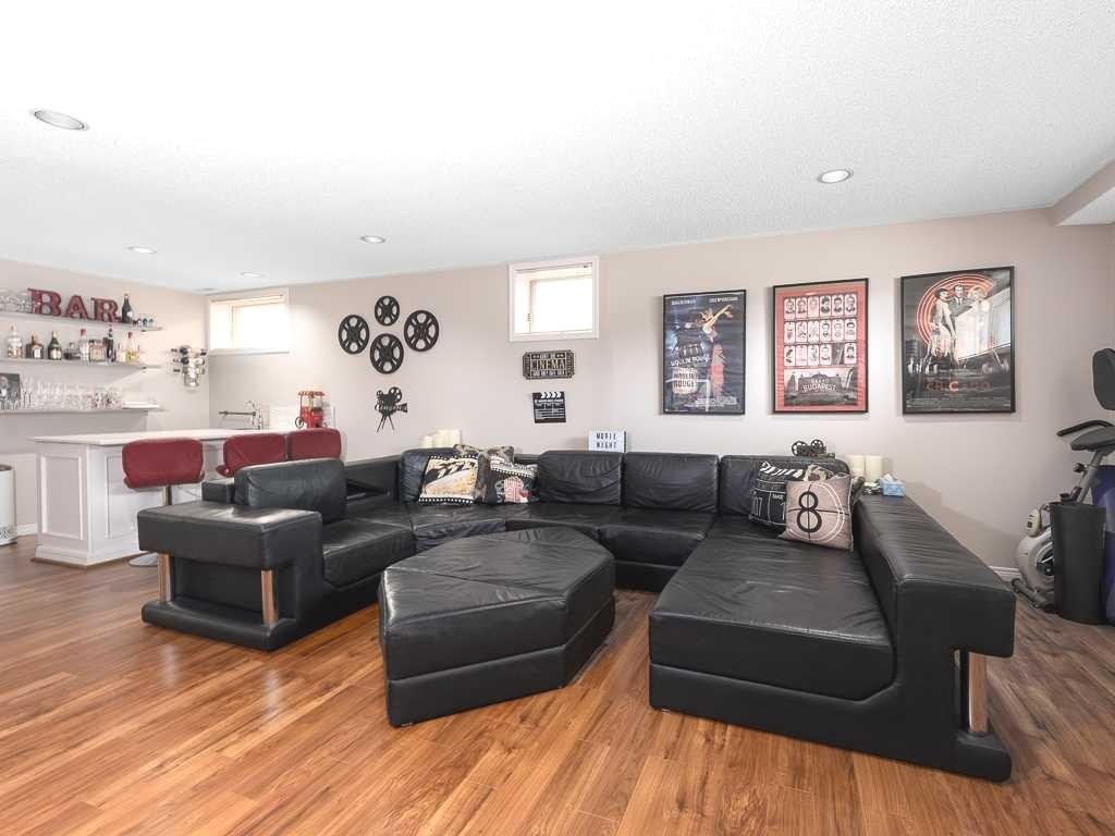 136 24 Avenue Nw, Calgary, AB - Indoor Photo Showing Living Room