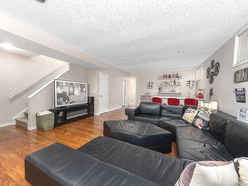 136 24 Avenue Nw, Calgary, AB - Indoor Photo Showing Living Room