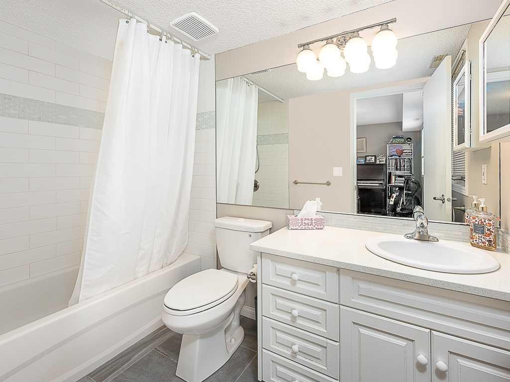 136 24 Avenue Nw, Calgary, AB - Indoor Photo Showing Bathroom