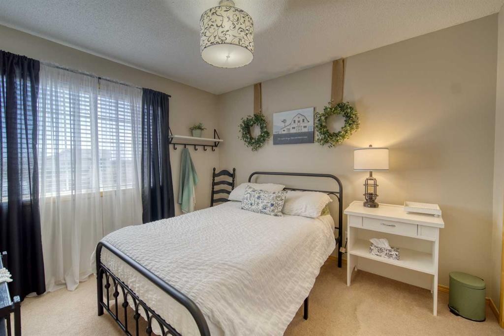 228 Oakmere Place, Chestermere, AB - Indoor Photo Showing Bedroom
