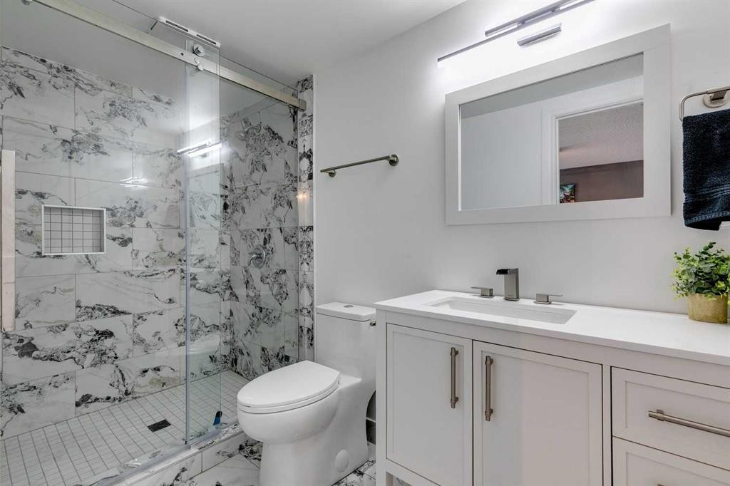 44 Scenic Cove Circle Nw, Calgary, AB - Indoor Photo Showing Bathroom