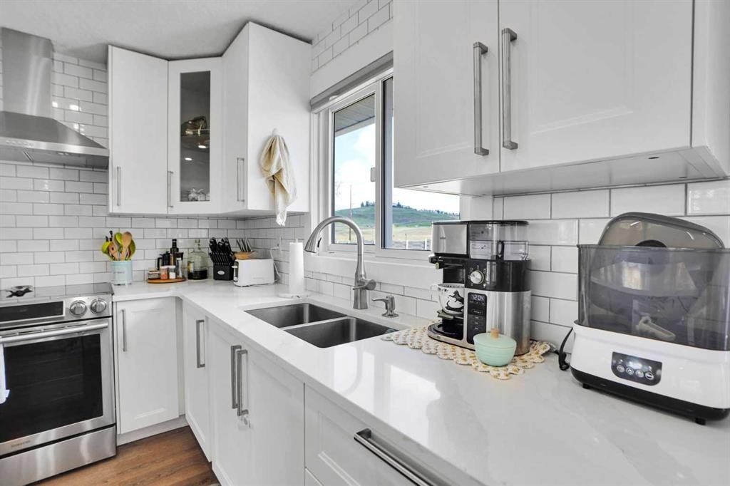 5702 Brenner Crescent Nw, Calgary, AB - Indoor Photo Showing Kitchen With Stainless Steel Kitchen With Double Sink With Upgraded Kitchen