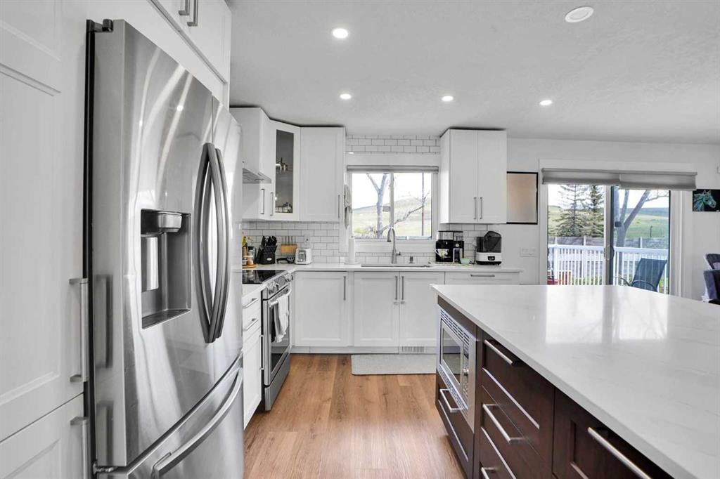 5702 Brenner Crescent Nw, Calgary, AB - Indoor Photo Showing Kitchen With Stainless Steel Kitchen With Upgraded Kitchen