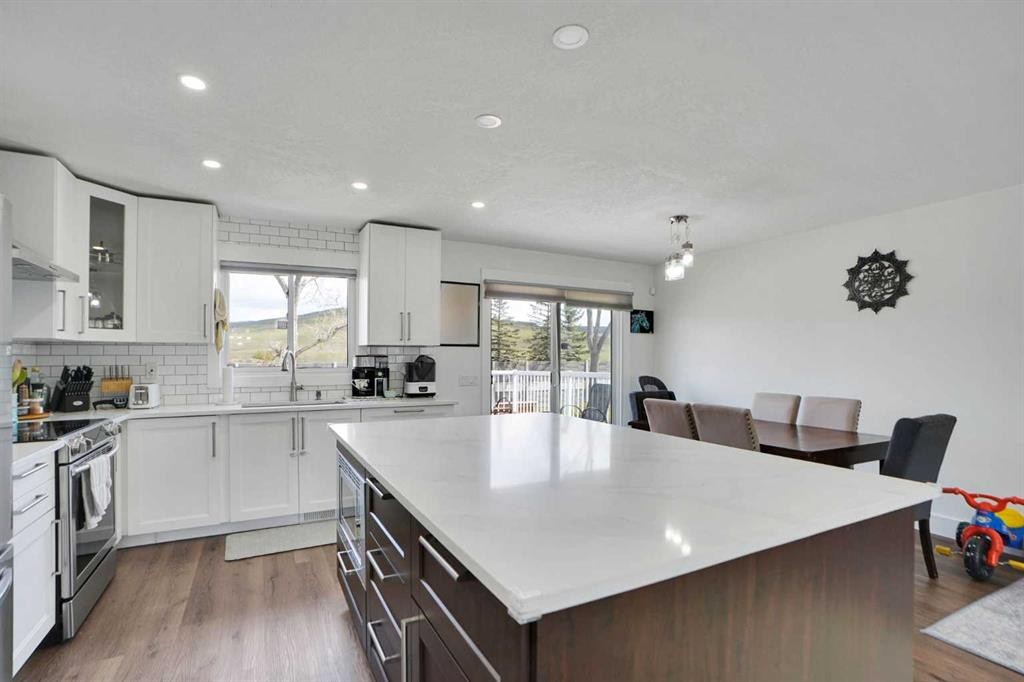 5702 Brenner Crescent Nw, Calgary, AB - Indoor Photo Showing Kitchen With Upgraded Kitchen
