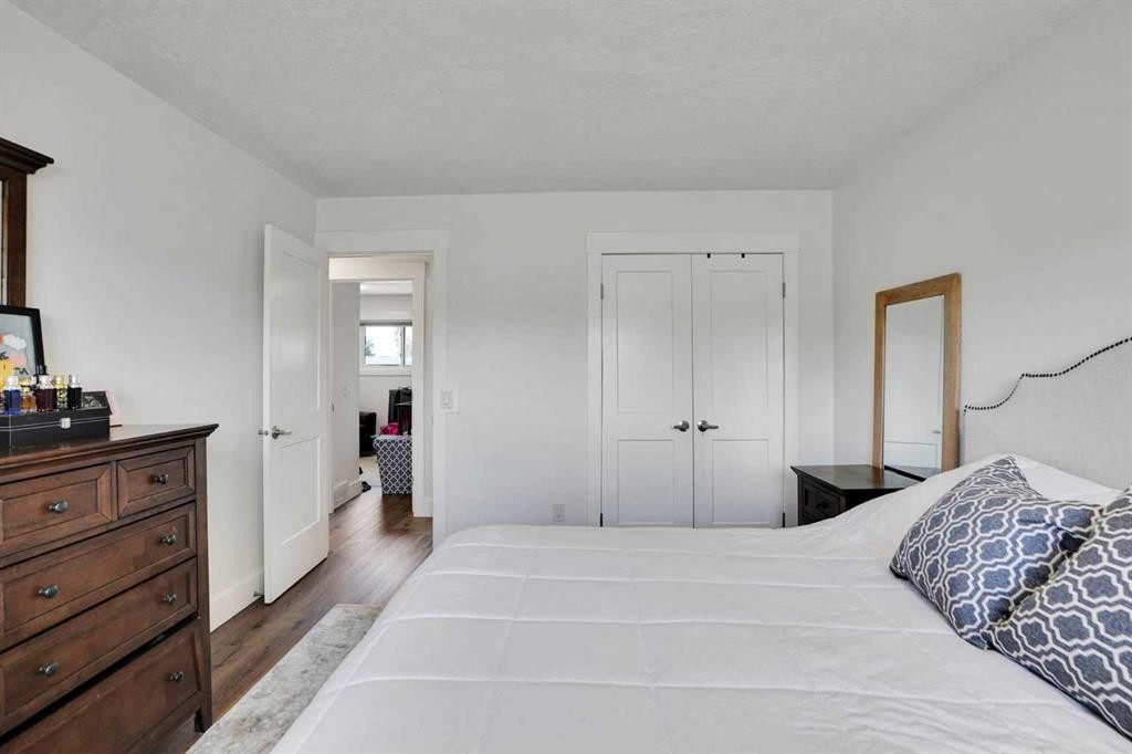5702 Brenner Crescent Nw, Calgary, AB - Indoor Photo Showing Bedroom