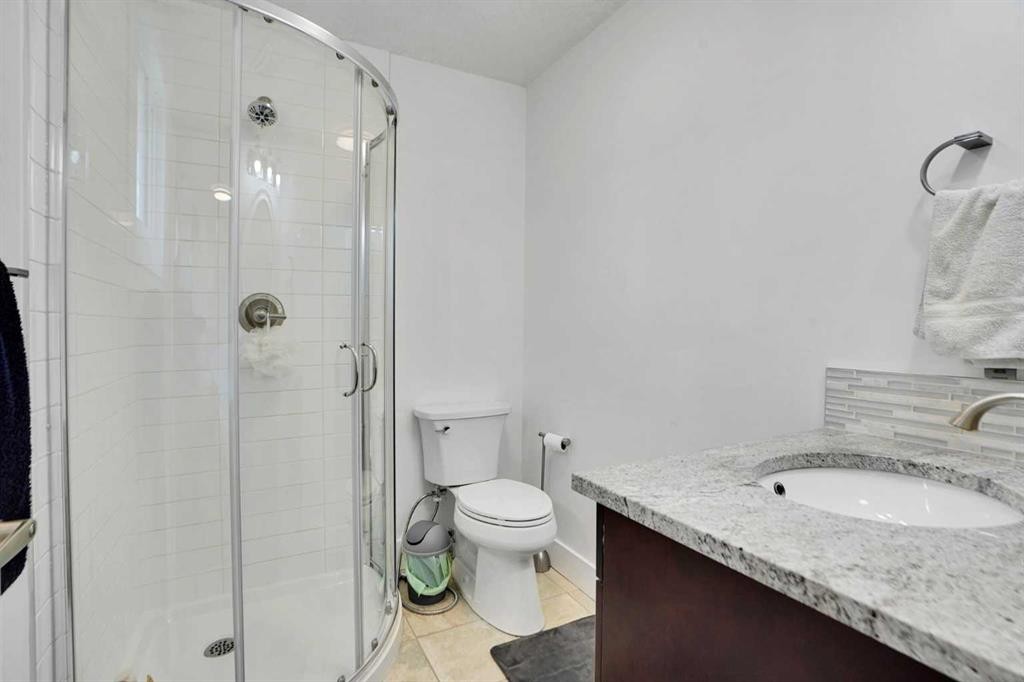 5702 Brenner Crescent Nw, Calgary, AB - Indoor Photo Showing Bathroom