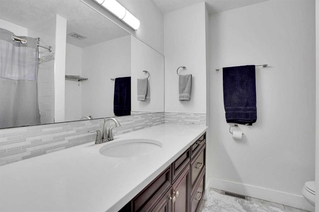 5702 Brenner Crescent Nw, Calgary, AB - Indoor Photo Showing Bathroom