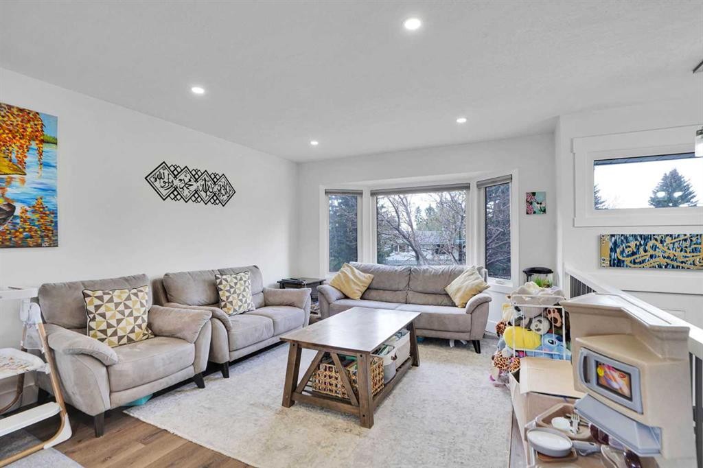 5702 Brenner Crescent Nw, Calgary, AB - Indoor Photo Showing Living Room