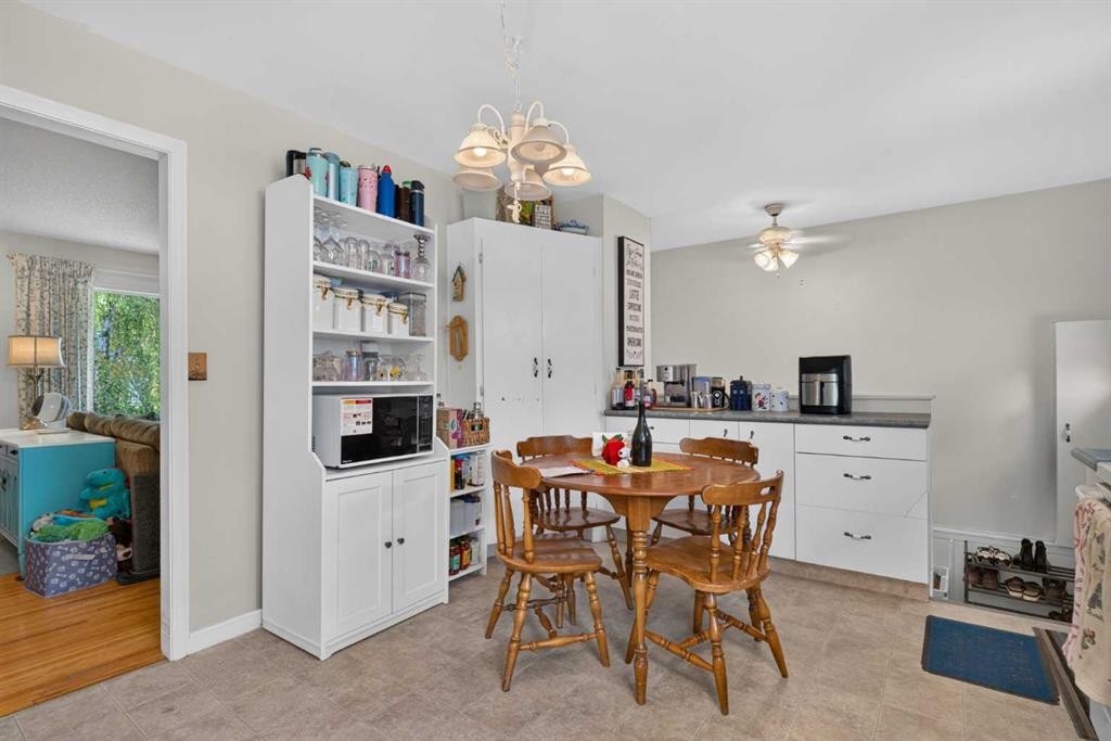 39 Hillgrove Crescent Sw, Calgary, AB - Indoor Photo Showing Dining Room