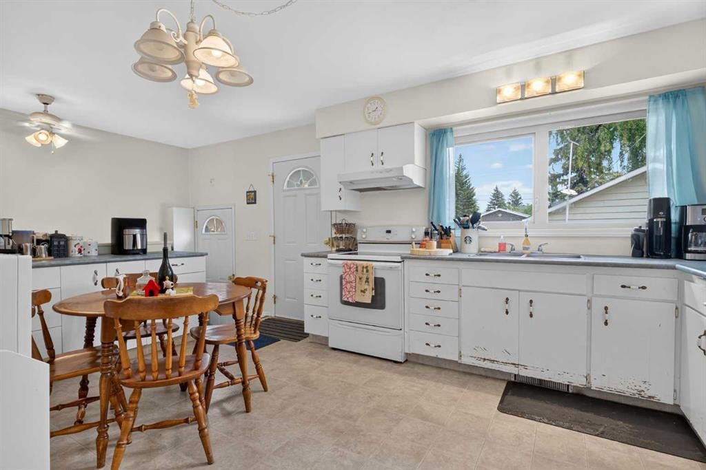 39 Hillgrove Crescent Sw, Calgary, AB - Indoor Photo Showing Other Room
