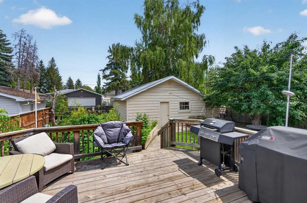 39 Hillgrove Crescent Sw, Calgary, AB - Outdoor With Deck Patio Veranda With Exterior