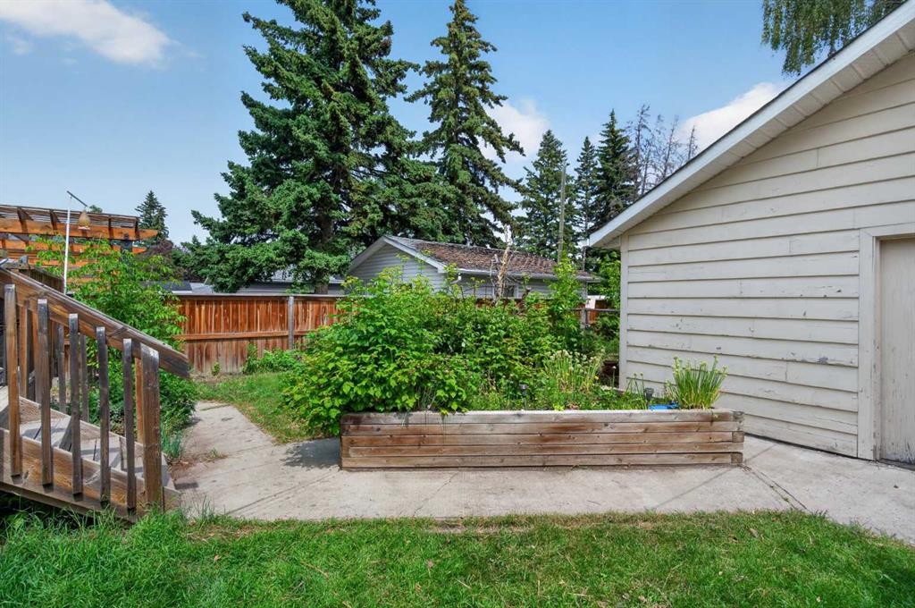 39 Hillgrove Crescent Sw, Calgary, AB - Outdoor With Exterior