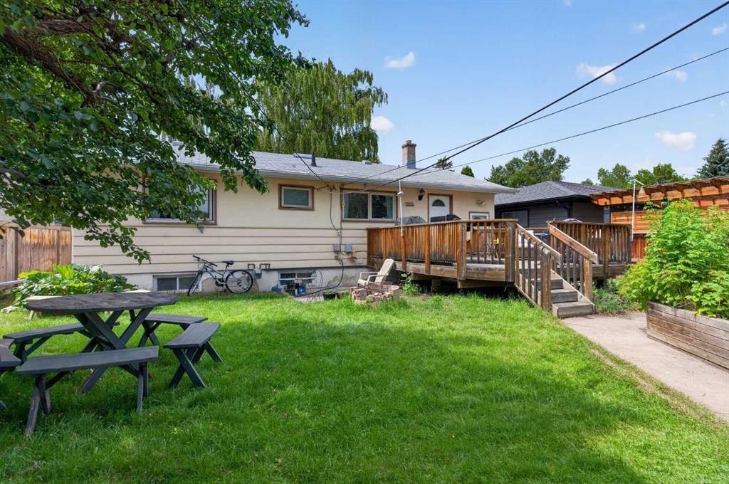 39 Hillgrove Crescent Sw, Calgary, AB - Outdoor With Deck Patio Veranda